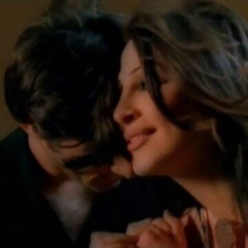 Elissa in a scene inspired by the "Ajmal Ihssas" music video.