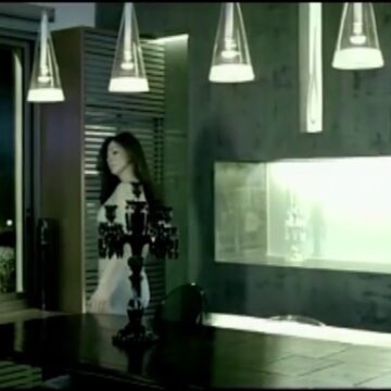 Elissa in a scene inspired by the "Law Taarafou" music video.